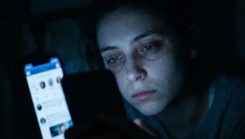 Minimalismo Digital: Cómo recuperar tu cerebro del secuestro de las pantallas